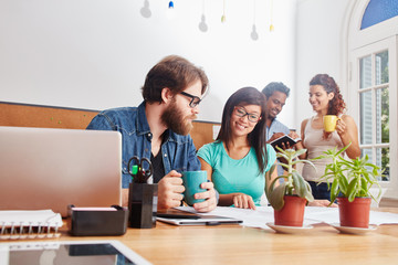 Studenten machen Teamwork im Büro