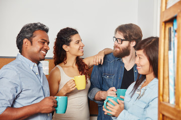 Studenten reden in der Kaffeepause