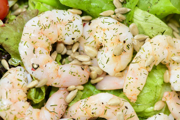 Frischer Garnelensalat mit Tomaten und Blattsalat