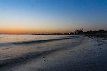 Spiaggia del mediterraneo al tramonto