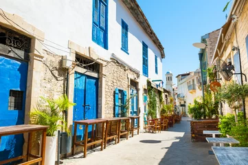 Zelfklevend Fotobehang Mooie oude straat in Limassol, Cyprus © smallredgirl
