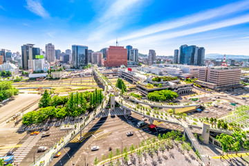 Fototapeta premium Widok z lotu ptaka na drogę 7017 i architekturę w Seulu Station, Seul City w Korei Południowej