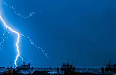 Photo sur Plexiglas Orage Lightning thunderstorm flash over the city