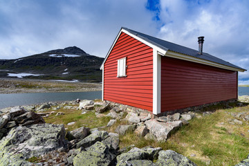 Rote Hütte in den Bergen, Norwegen - 164158336