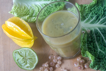 Smoothie aus Wirsingblättern und Sternfrüchten mit Limettensaft