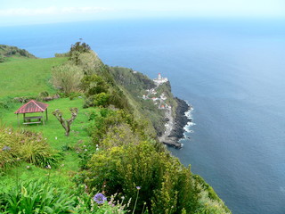 Blick vom Miradouro da Vista dos Barcos auf den Leuchtturm Farol do Arnel und Fischerhafen, Sao Miguel, Azoren, Portugal