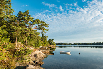 Schärengarten an der schwedischen Küste vor Stockholm