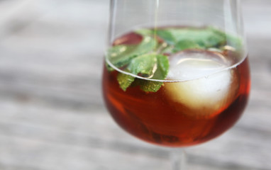 gros plan sur un verre de thé glacé