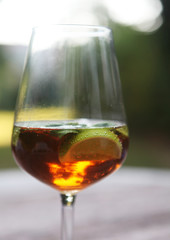 Verre de thé glacé au soleil