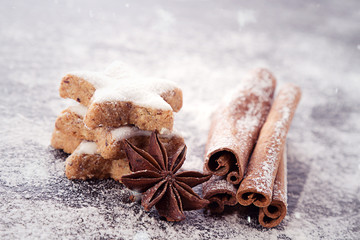 Zimtsterne und Zimtstangen ©yvonneweis