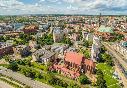 Fototapeta Szczecin krajobraz miasta z lotu ptaka z widoczną bazylika archikatedralna.