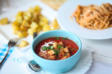 Томатный суп-пюре  гаспачо с сухариками, макароны и картофель на обед 