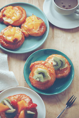 mix fruit pastry with coffee