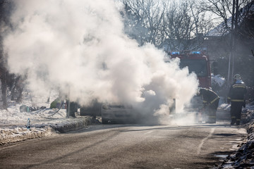 Obraz na płótnie Canvas Burning Car on road 