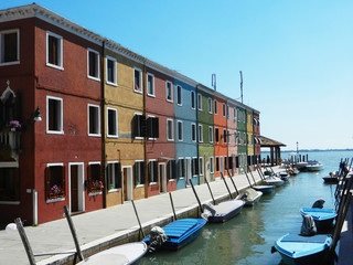 Fototapeta na wymiar Colourful houses and boats