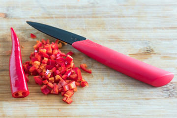 Posiekana papryczka chili na drewnianej deseczce