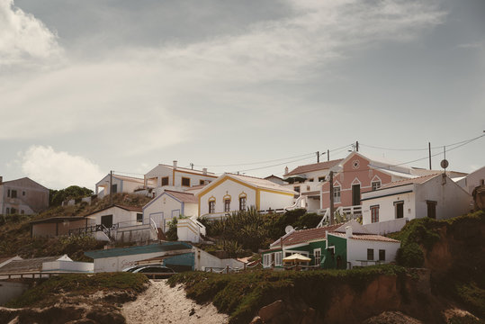 Monte Clerigo, ein kleines Surfer Dorf an einer Bucht der Algarve am Atlantik in Portugal