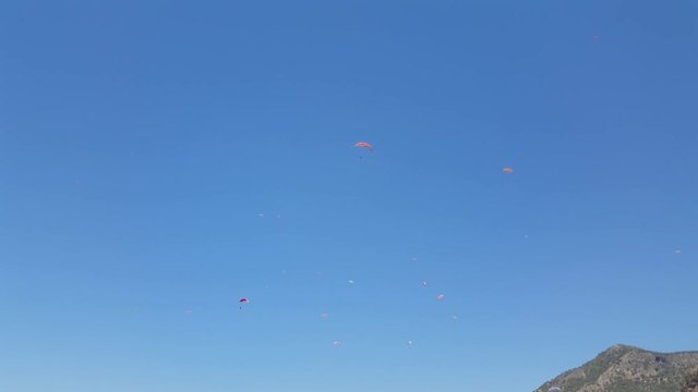 Tourists fly on paraplanes in oludeniz