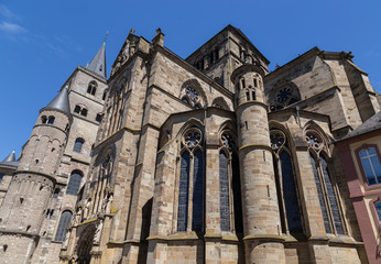 Liebfrauenkirche in Trier mit blauem Himmel