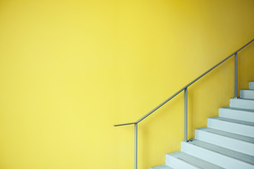 escalier jaune et rambarde - 164179380