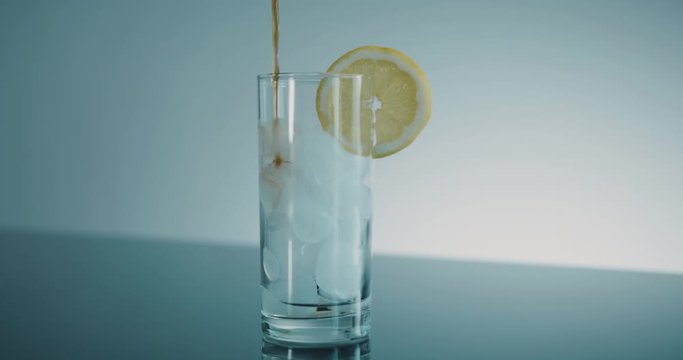 Cola wird in Glas gesch&uuml;ttet - gie&szlig;en