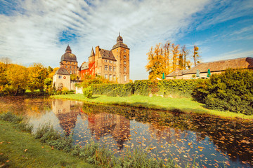 Obraz premium Beautiful autumn/summer view of the castle (Germany, Schloss Myllendonk)