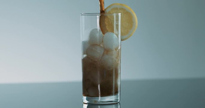Cola wird in Glas gesch&uuml;ttet - gie&szlig;en