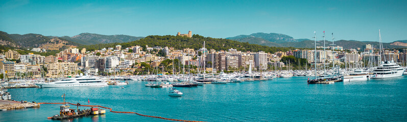 Fototapeta na wymiar Jachthafen auf Mallorca vor Bergen und Castell de Bellver - Palma de Mallorca, Spanien