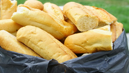 tas de baguettes rassies,recyclage pour animaux