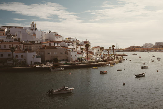 Der Hafen von Ferragudo, Portugal