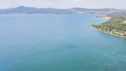 Vista aerea del lago di Bracciano dal comune di Anguillara Sabazia durante una bella giornata di sole. In acqua non ci sono barche.