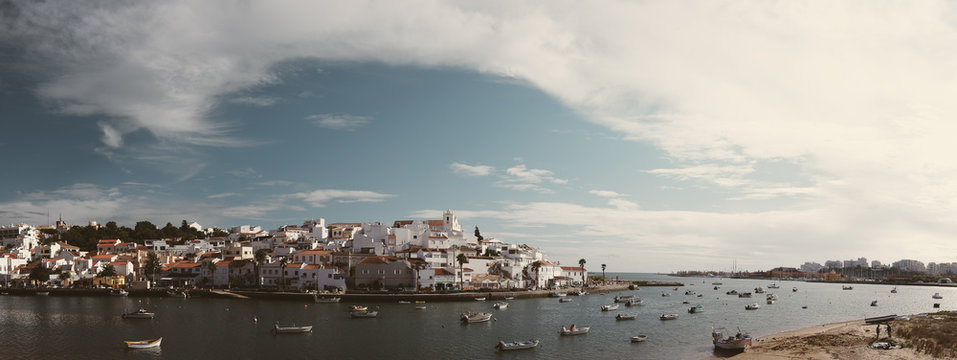 Der Hafen von Ferragudo, Portugal