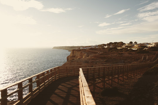 Sonnenuntergang auf den Stegen entlang der Steilk&uuml;ste von Carvoeiro, Portugal