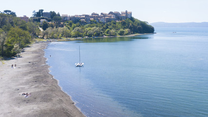  vista aerea del borgo di anguillara sabazia, piccolo comune situato lungo le rive del lago di...