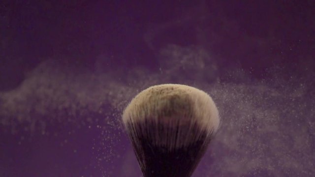 Brush for tonal basis shakes powder from a fluffy brush