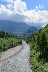 Fototapeta na wymiar Naturbach durch die Berge im Berner Oberland