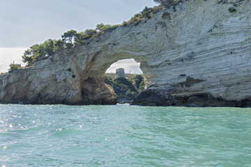 Fototapeta na wymiar Caves of Chiancaliscia Natural arch Garganon Apulien Italien Felsbrucke 