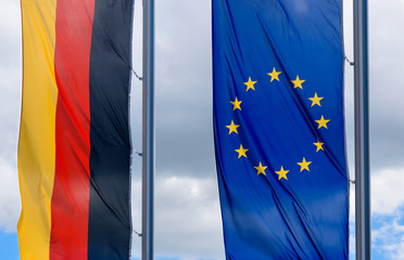 Deutsche und europäische Flagge im Wind