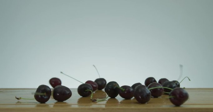 Kirschen fallen auf ein Brett - Brettchen - Holz