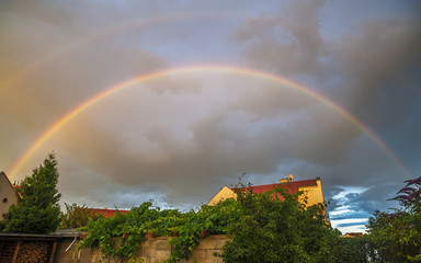 Regenbogen über den Häusern