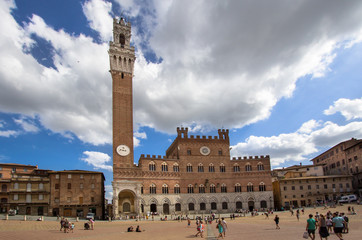 Fototapeta premium Piazza del Campo with Palazzo Pubblico, Siena, Italy