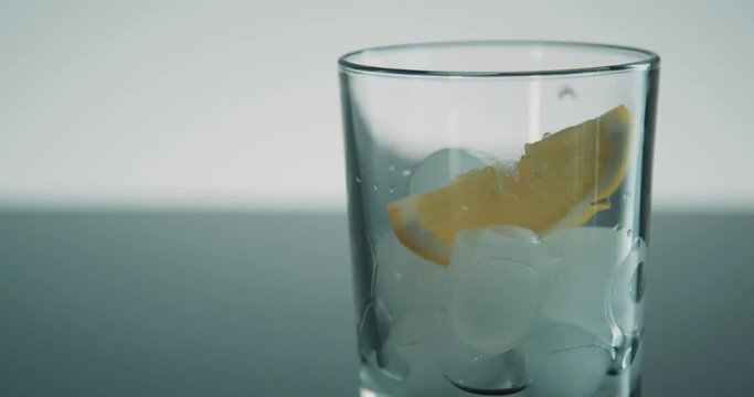 Wasser wird in Glas gesch&uuml;ttet - gegossen