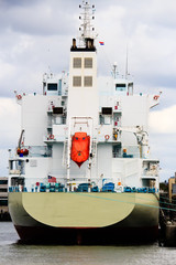 Containerschiff mit Rettungsboot