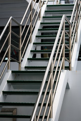 Treppe mit Stahlgeländer auf Schiff