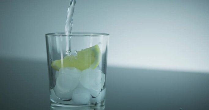 Wasser wird in Glas gesch&uuml;ttet - gie&szlig;en