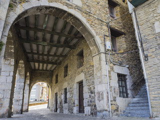 Fototapeta premium Casa Torre del muelle de Mutriko , en la costa del País Vasco, España, en la primavera de 2017