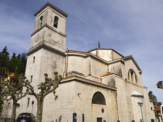 Fototapeta na wymiar Iglesia de Mutriko , en la costa del País Vasco, España, en la primavera de 2017