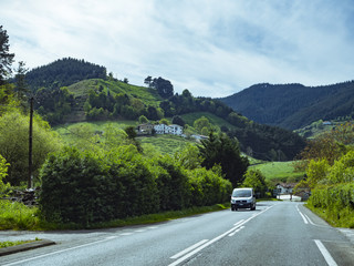 Paisaje de carretera por Ondarroa País Vasco, España, primavera de 2017.