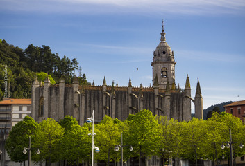Fototapeta na wymiar La Basílica de la Asunción de Nuestra Señora es un templo parroquial católico ubicado en la localidad Vizcaína de Lequeitio (País Vasco, España). Primavera de 2017
