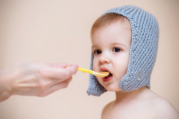 Mom feeds the baby with fruit puree